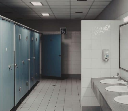 Alerta de segurança: o que você deve observar antes de entrar em um banheiro público