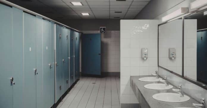Alerta de segurança: o que você deve observar antes de entrar em um banheiro público