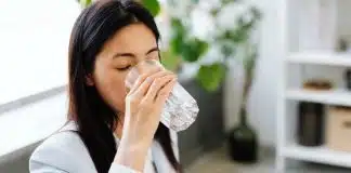 Beber água durante as refeições faz mal? A resposta dos especialistas pode surpreender