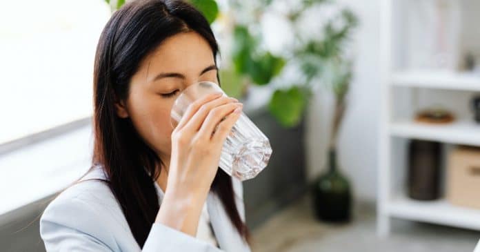 Beber água durante as refeições faz mal? A resposta dos especialistas pode surpreender