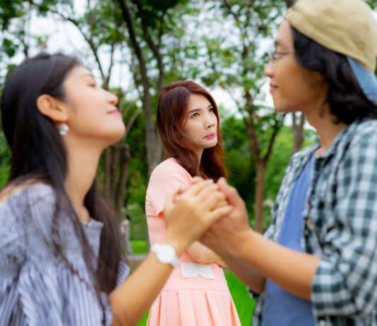 Esta é a melhor forma de reagir quando alguém dá em cima do seu parceiro, segundo a psicologia