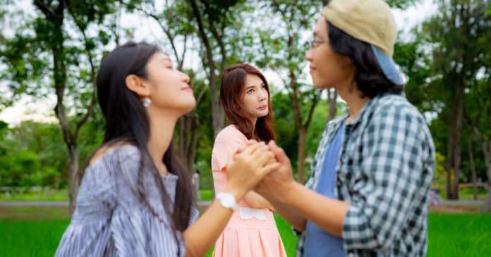 Esta é a melhor forma de reagir quando alguém dá em cima do seu parceiro, segundo a psicologia