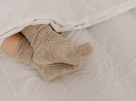 Dormir de meia melhora o sono? A ciência explica por que esse hábito simples pode fazer você dormir mais rápido