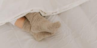 Dormir de meia melhora o sono? A ciência explica por que esse hábito simples pode fazer você dormir mais rápido