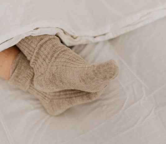 Dormir de meia melhora o sono? A ciência explica por que esse hábito simples pode fazer você dormir mais rápido