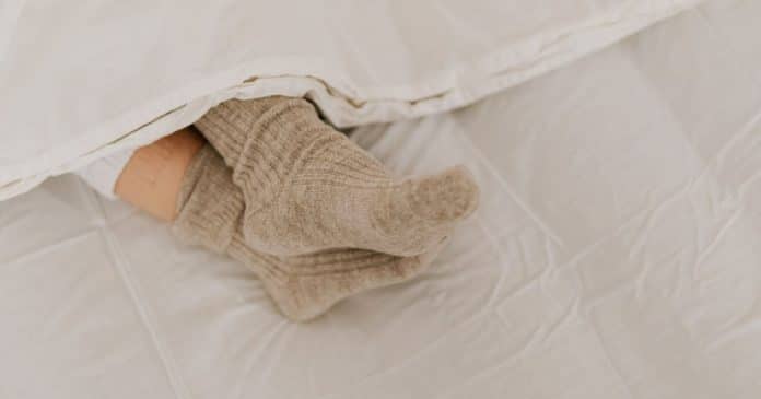 dormir-de-meia-melhora-o-sono-a-ciencia-explica-por-que-esse-habito-simples-pode-fazer-voce-dormir-mais-rapido Dormir de meia melhora o sono? A ciência explica por que esse hábito simples pode fazer você dormir mais rápido