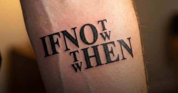 esta-tatuagem-esta-viralizando-por-que-ninguem-consegue-descobrir-exatamente-o-que-esta-escrito-voce-consegue Esta tatuagem está viralizando por que ninguém consegue descobrir exatamente o que está escrito. Você consegue?