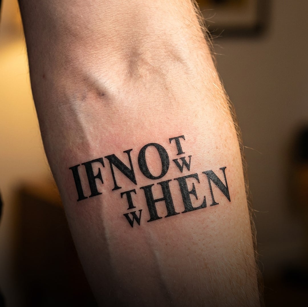 Esta tatuagem está viralizando por que ninguém consegue descobrir exatamente o que está escrito. Você consegue? sabiaspalavras.com - Esta tatuagem está viralizando por que ninguém consegue descobrir exatamente o que está escrito. Você consegue?