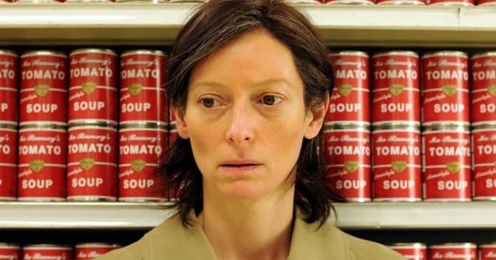 o-drama-psicologico-que-mostra-quando-o-pior-vem-de-dentro-de-casa Este drama psicológico arrebatador com Tilda Swinton choca ao mostrar como é ter um ‘filho psicopata’