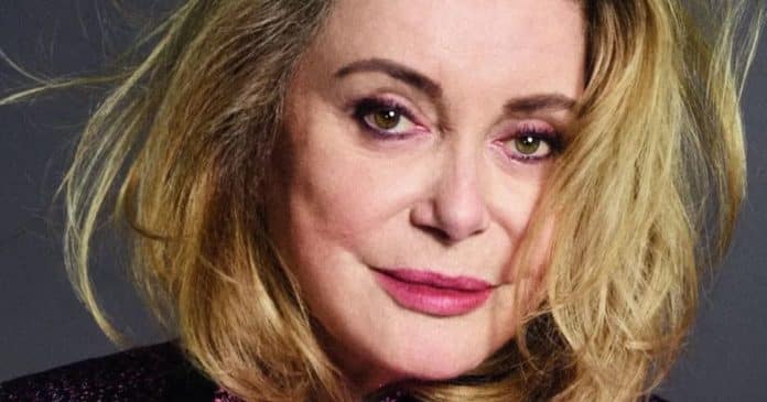 O segredo de Catherine Deneuve por trás de sua pele radiante aos 82 anos