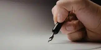 O significado psicológico por trás de quem usa ‘nome completo’ na assinatura