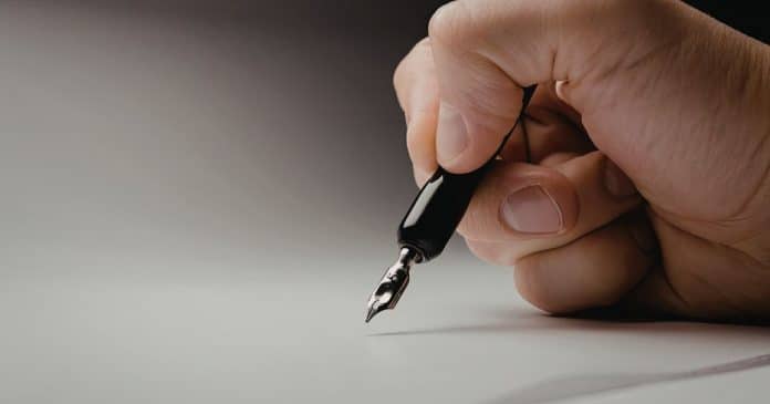 O significado psicológico por trás de quem usa ‘nome completo’ na assinatura