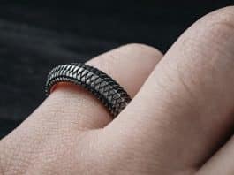 Por que usar anel no dedo mindinho? O significado espiritual que pode mudar a sua vida