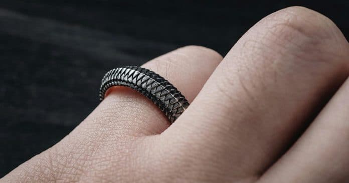 Por que usar anel no dedo mindinho? O significado espiritual que pode mudar a sua vida