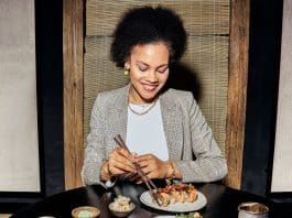 Psicologia revela: quem se sente confortável comendo sozinho em restaurantes tem uma ‘qualidade rara’