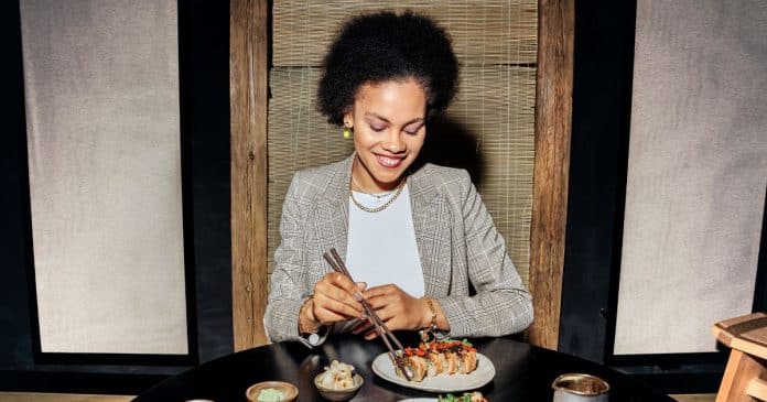 Psicologia revela: quem se sente confortável comendo sozinho em restaurantes tem uma ‘qualidade rara’