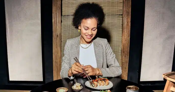 Psicologia revela: quem se sente confortável comendo sozinho em restaurantes tem uma ‘qualidade rara’