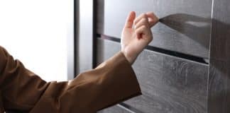 Quando seu vizinho bater na sua porta pedindo alguma coisa, NÃO DÊ; entenda este alerta da espiritualidade