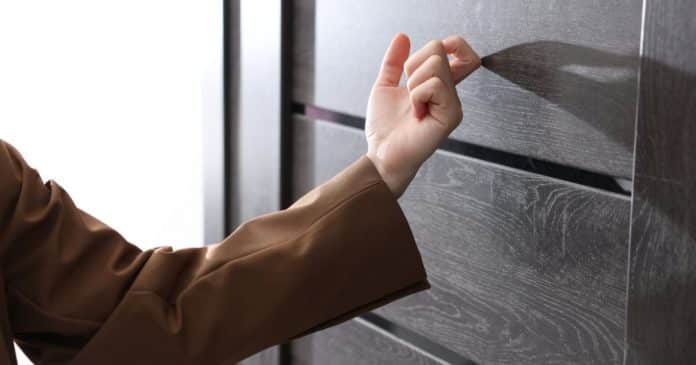 quando-seu-vizinho-bater-na-sua-porta-pedindo-alguma-coisa-nao-de-entenda-este-alerta-da-espiritualidade Quando seu vizinho bater na sua porta pedindo alguma coisa, NÃO DÊ; entenda este alerta da espiritualidade