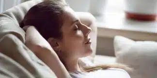 Você sempre tira um ‘cochilo depois do almoço’? Veja as 4 principais consequências para quem tem esse hábito