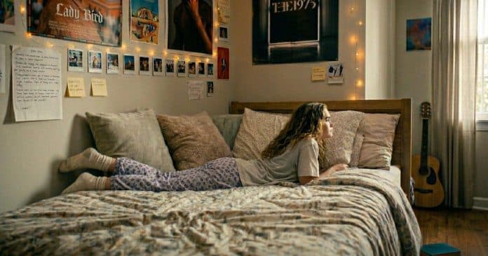 Por que você deve afastar a cama do seu filho da parede HOJE MESMO; segundo alerta do Feng Shui