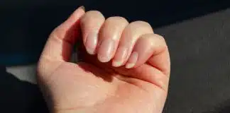 A tendência das unhas que está fazendo famosas abandonarem o gel — e o motivo surpreende