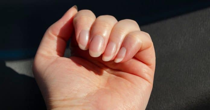 A tendência das unhas que está fazendo famosas abandonarem o gel — e o motivo surpreende