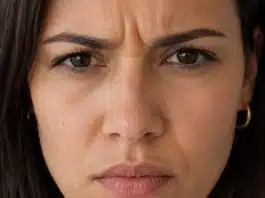 O que essas duas linhas entre as sobrancelhas entregam sobre você pode ser mais intenso do que você imagina