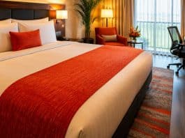 Para que serve a faixa de tecido nas camas de hotel? Um detalhe de seu uso pode deixar muitas pessoas perplexas