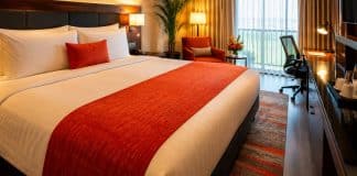 Para que serve a faixa de tecido nas camas de hotel? Um detalhe de seu uso pode deixar muitas pessoas perplexas