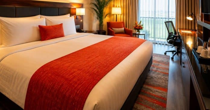 para-que-serve-a-faixa-de-tecido-na-cama-do-hotel-um-detalhe-de-seu-uso-pode-deixar-muitas-pessoas-perplexas Para que serve a faixa de tecido nas camas de hotel? Um detalhe de seu uso pode deixar muitas pessoas perplexas
