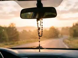 Por que milhões de católicos carregam um terço no carro? O significado vai além da proteção