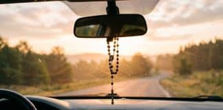 Por que milhões de católicos carregam um terço no carro? O significado vai além da proteção