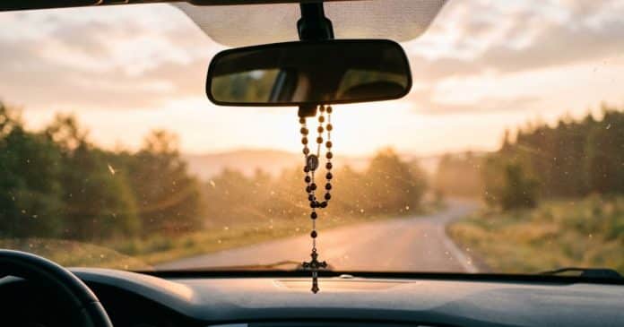 por-que-milhoes-de-catolicos-carregam-um-terco-no-carro-o-significado-vai-alem-da-protecao Por que milhões de católicos carregam um terço no carro? O significado vai além da proteção