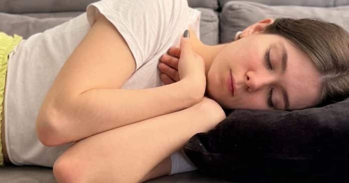 Você acorda com “mãos de dinossauro”? Esse sinal pode revelar por que seu corpo nunca desliga à noite