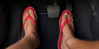Dirigir de chinelo no Brasil dá multa? A verdade sobre uma dúvida que poucos motoristas conhecem