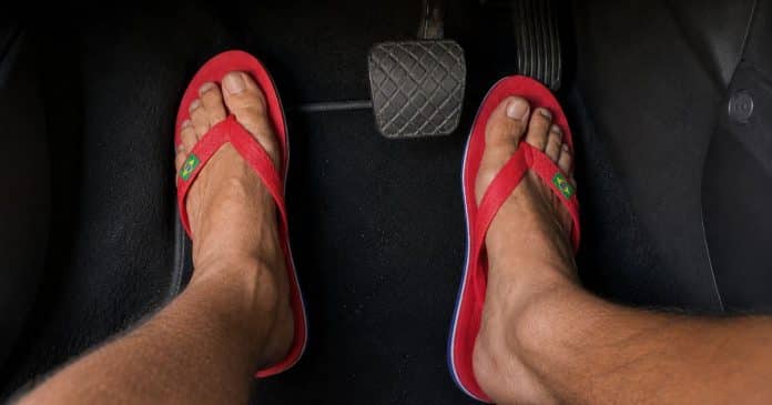 dirigir-de-chinelo-no-brasil-da-multa-a-verdade-sobre-uma-duvida-que-poucos-motoristas-conhecem Dirigir de chinelo no Brasil dá multa? A verdade sobre uma dúvida que poucos motoristas conhecem