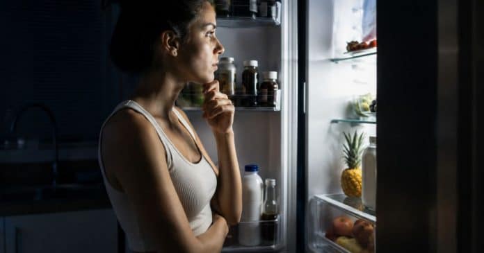 Especialista alerta: NUNCA coma estas 3 frutas à noite pois podem atrapalhar seu sono