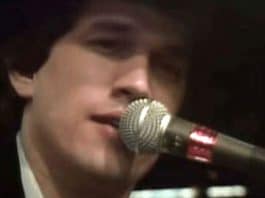 Lançada em 1983, esta música continua emocionando gerações e é considerada uma das maiores da história