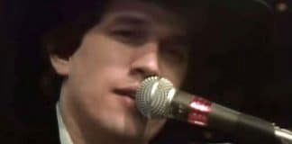 Lançada em 1983, esta música continua emocionando gerações e é considerada uma das maiores da história