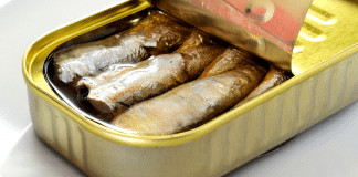 O “erro mortal” que muitos cometem ao comer sardinhas enlatadas