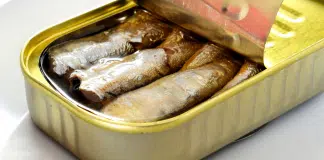 O “erro mortal” que muitos cometem ao comer sardinhas enlatadas