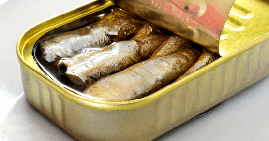 O “erro mortal” que muitos cometem ao comer sardinhas enlatadas