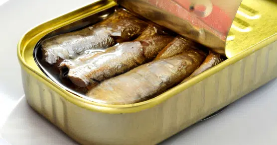 O “erro mortal” que muitos cometem ao comer sardinhas enlatadas