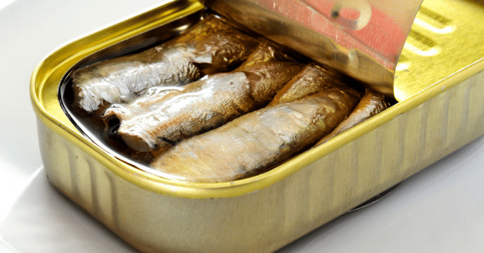 O “erro mortal” que muitos cometem ao comer sardinhas enlatadas