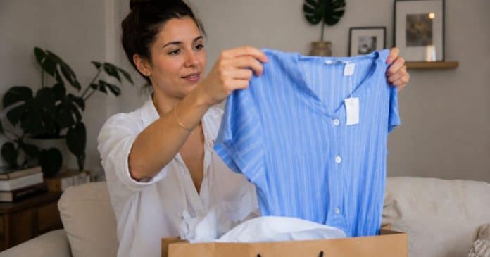 O erro que muita gente comete ao comprar roupas novas — e que pode afetar sua saúde