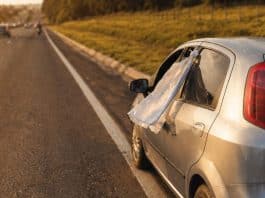 Viu um pano branco na janela do carro? O que esse sinal realmente quer dizer?