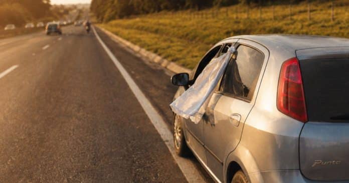 viu-um-pano-branco-na-janela-do-carro-o-que-esse-sinal-realmente-quer-dizer Viu um pano branco na janela do carro? O que esse sinal realmente quer dizer?