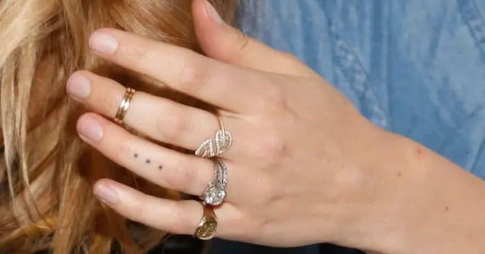 A tatuagem de ‘três pontos’ tem um significado sombrio, levando a alertas nas redes para ‘correr o mais longe possível’
