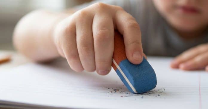A verdadeira função da parte azul da borracha vai surpreender quem cresceu acreditando em um velho mito